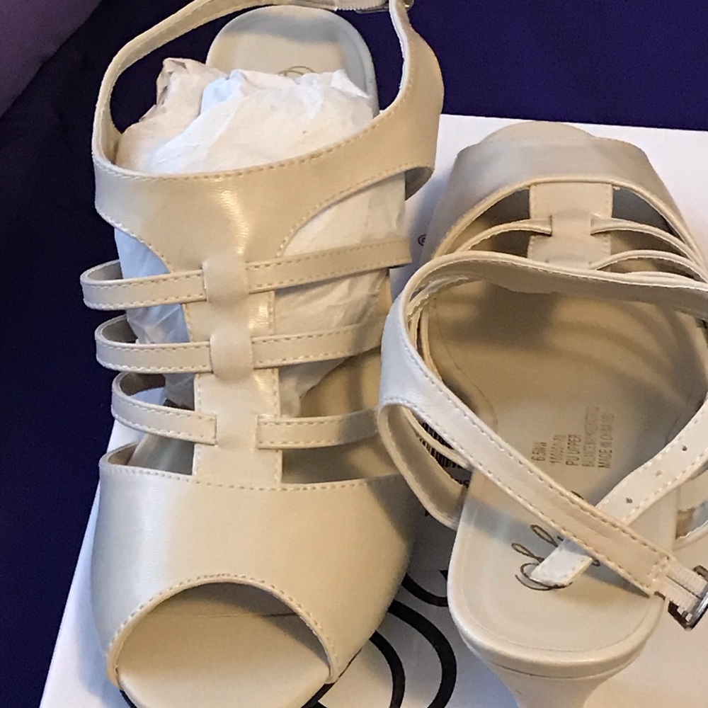 New Bone sandals size 6.5WW